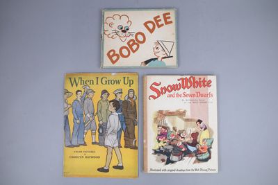 trois livres pour enfants sont alignés contre un mur