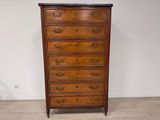 une image d'une commode en bois dans une pièce