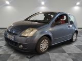 la photo d'une petite voiture bleue garée dans un garage