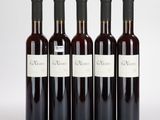 trois bouteilles de vin posées les unes à côté des autres sur une surface blanche