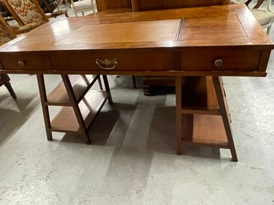 un bureau en bois avec un tiroir en dessous, dans une pièce