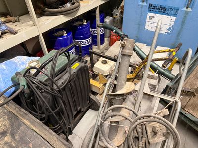 beaucoup d'outils et d'objets qui traînent par terre