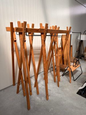 une pièce dans laquelle se trouvent plusieurs chaises en bois