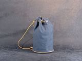 sac fourre-tout en toile grise avec un cordon jaune