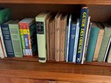 une étagère sur laquelle sont posés de nombreux livres