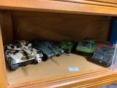 * Lot de véhicules militaires en réduction