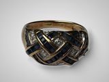 gros plan d'une bague en or avec des diamants bleus et blancs