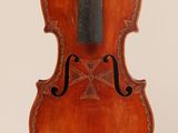un vieux violon avec un archet accroché à son dos
