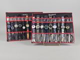 un étui rouge contenant plusieurs montres