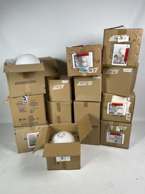 de nombreux cartons empilés les uns sur les autres