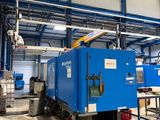 une machine bleue qui se trouve dans un bâtiment