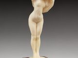 une image représentant une sculpture d'une femme nue posée sur un socle en marbre