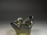 une image représentant un vase en verre orné d'un oiseau