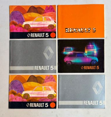 quatre brochures de couleurs différentes représentant une voiture sur un fond blanc