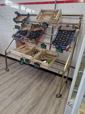 un étalage de fruits et légumes sur un chariot dans un magasin