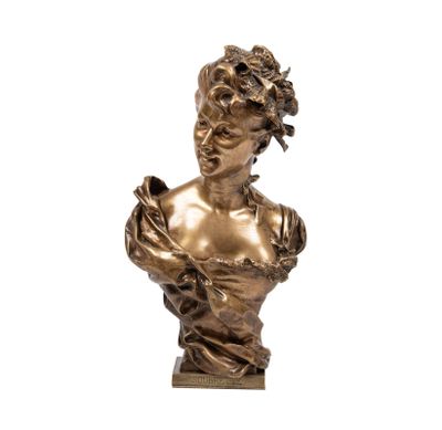 buste en bronze d'une femme avec une fleur dans les cheveux, sur fond blanc