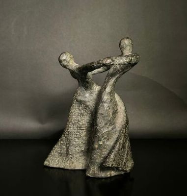 sculpture représentant une femme tenant un oiseau dans ses mains