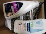 deux flacons de gel hydroalcoolique et un flacon de gel hydroalcoolique dans une boîte