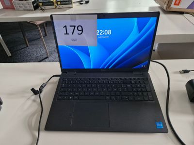 un ordinateur portable posé sur une table, avec une horloge à l'écran