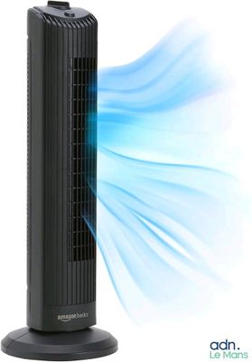 une photo d'un ventilateur colonne noir posé sur un pied