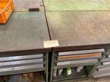 une table sur laquelle sont posés de nombreux cartons