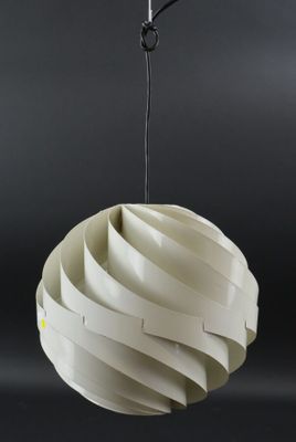 une photo d'un luminaire blanc suspendu à un plafond noir