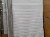 de nombreux cartons de matelas et des piles de cartons par terre