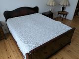 un lit recouvert d'une couverture blanche