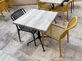 de nombreuses chaises et tables installées à l'extérieur, sur la terrasse