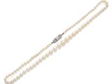 un collier de perles de culture et de diamants