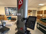 une machine posée sur une table dans une pièce