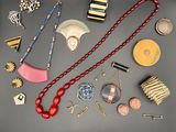 de nombreux bijoux différents, tous posés ensemble sur la table