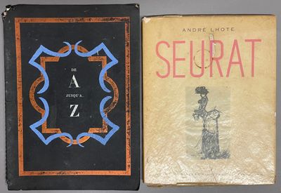 deux livres posés l'un à côté de l'autre sur une table