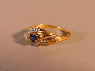 une photo en gros plan d'une bague posée sur une table