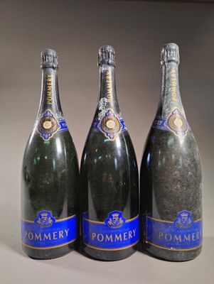 trois bouteilles de champagne posées côte à côte sur une table