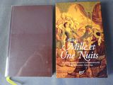 un livre posé sur une table à côté d'un livre