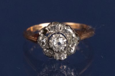 une vieille bague sertie d'un diamant taillé, posée sur une surface réfléchissante
