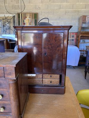 une armoire en bois avec une porte, posée sur une table