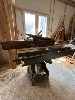 une photo d'un établi dans un atelier où il y a beaucoup de bois