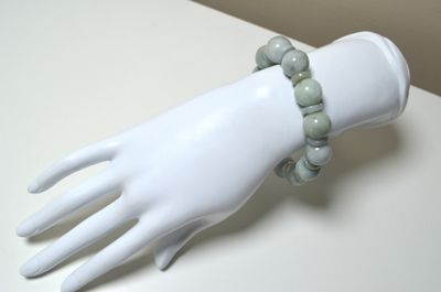 Un bracelet ajustable composé de boules de jade alternées de…