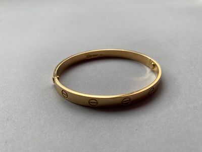 gros plan d'une bague en or sur une table