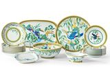un ensemble d'assiettes et de bols décorés de fleurs