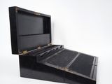 une boîte noire posée sur une surface blanche