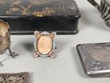 beaucoup d'objets en argent posés sur une table