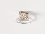 une image d'une bague en diamant sur fond blanc