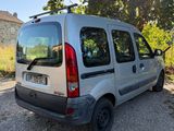 une camionnette argentée garée sur le bord de la route