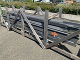 de nombreux bancs en bois alignés au bord de la route