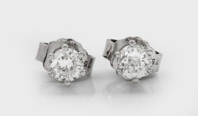 une paire de boucles d'oreilles en diamant sur fond blanc