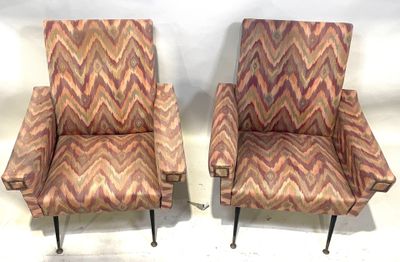paire de fauteuils rembourrés, avec accoudoirs et pieds rembourrés