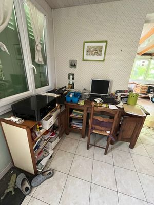 une photo d'un bureau à domicile avec un bureau et un ordinateur
